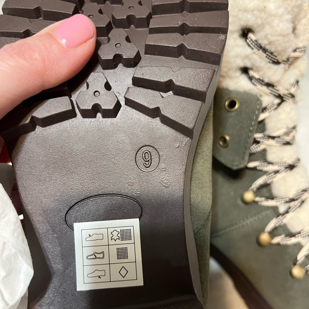 Skechers Brand New Winter Boots - Picture 5 of 6